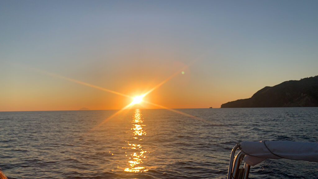 Lipari boat experience. Noleggio barche e gommoni tramonto alle eolie