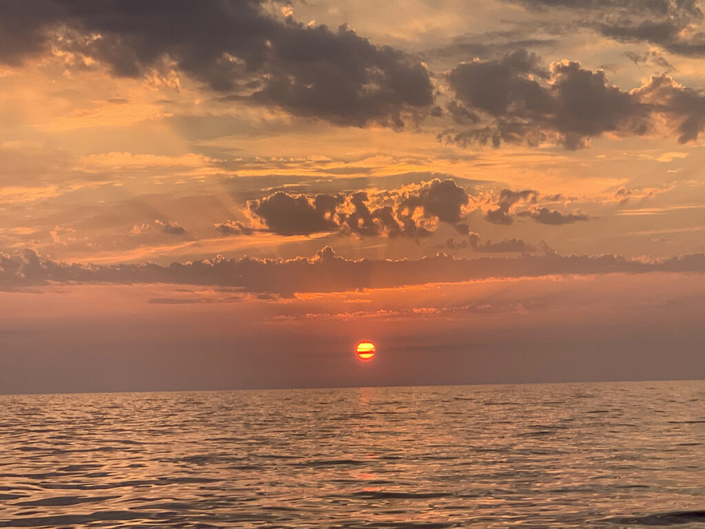 Lipari boat experience. Noleggio barche e gommoni tramonto alle eolie