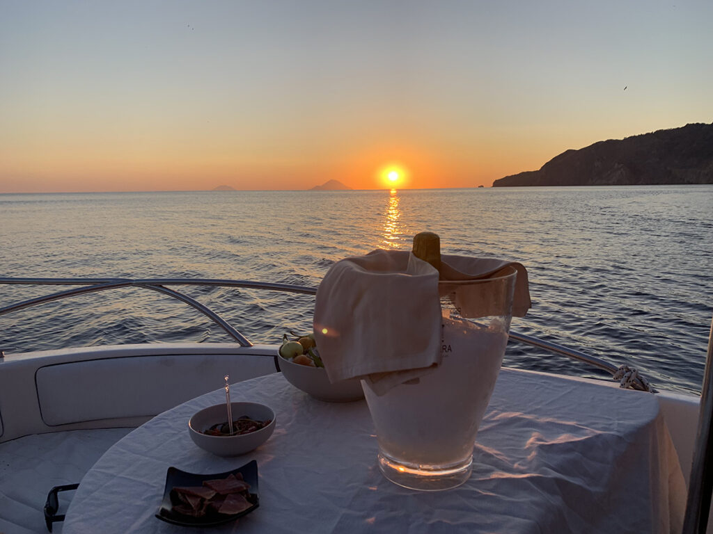 Lipari boat experience. Noleggio barche e gommoni tramonto alle eolie