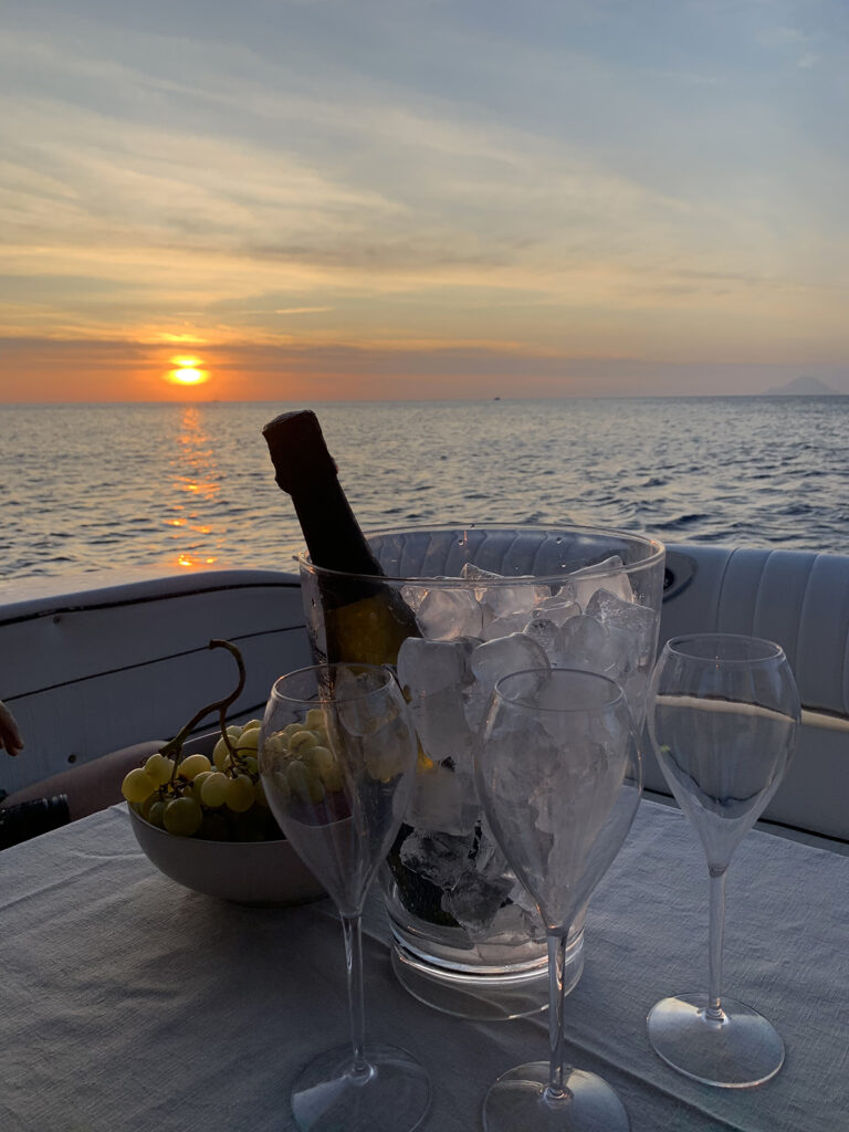 Lipari boat experience. Noleggio barche e gommoni tramonto alle eolie