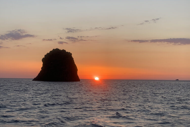 Lipari boat experience. Noleggio barche e gommoni tramonto alle eolie