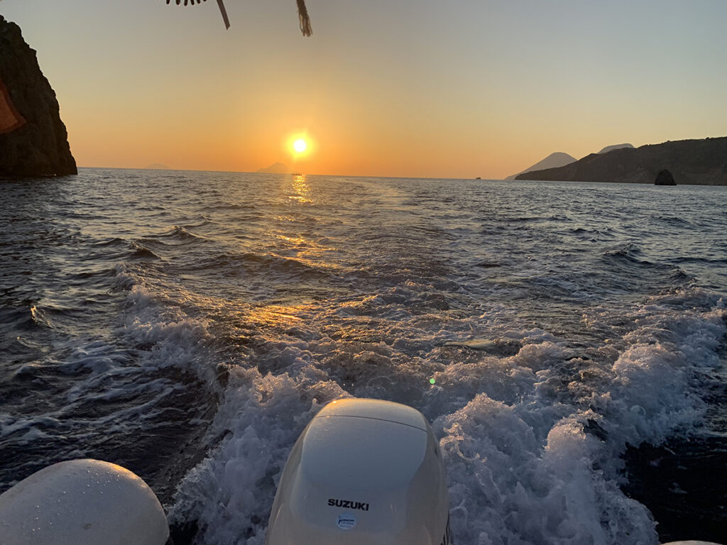 Lipari boat experience. Noleggio barche e gommoni tramonto alle eolie